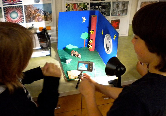 Des élèves tournent un film avec un appareil photo et une maquette : pédagogie de projet